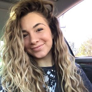 Hi! Welcome to my closet! My name is Karli😊